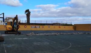 Estado de la obra de la cubierta de la cancha del colegio de Sardina