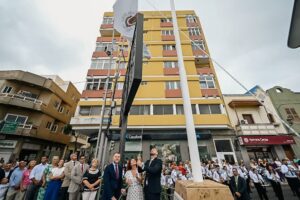 Galdar iza la bandera de las Fiestas Mayores de Santiago horizontal