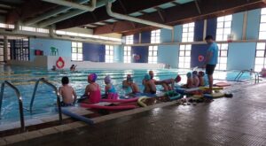 Grupo de escolares en la piscina municipal