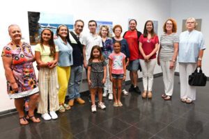 La concejala de Cultura Sibisse Sosa y el profesor del Aula Lujan Perez de Guia Sergio Guerra junto a algunos de los autores de la muestra colectiva el dia de la inauguracion