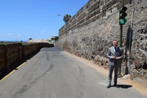 Teodoro Sosa alcalde de Galdar junto al nuevo semaforo en la calle Jordan 1 scaled