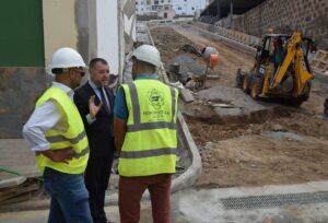 Teodoro Sosa junto a los tecnicos de la obra de la nueva via de acceso a La Montana