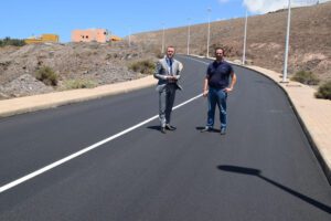 Teodoro Sosa y Heriberto Reyes en la carretera recien asfaltada que va hacia la Urbanizacion Playa Canaria