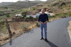 Teodoro Sosa alcalde de Galdar en el Camino de Palomino recien asfaltado 1