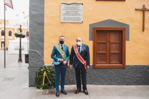 Teodoro Sosa y Jose Manuel Aranda durante el descubrimiento de la placa del 40 aniversario del hermanamiento entre Galdar y Calatayud 1