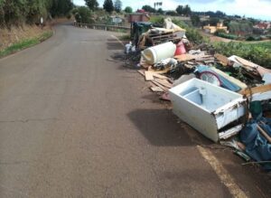 El Ayuntamiento de Guia denuncia el abandono de vertidos trastos y enseres en la GC 703 1