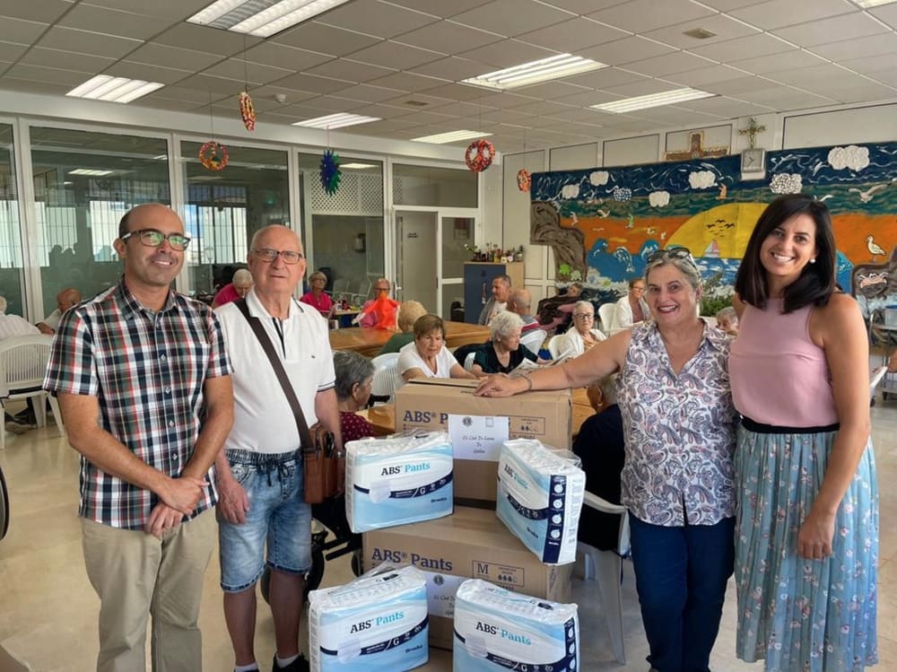 El Centro de Dia de Guia recibe una donacion del Club de Leones de Galdar