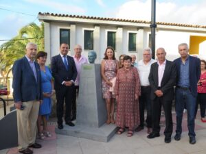 El alcalde Pedro Rodriguez junto a los familiares del homenajeado Manuel Batista Santana tras el descubrimiento del busto