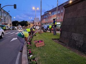 El personal de Parques y Jardines trabaja en la entrada al casco del municipio