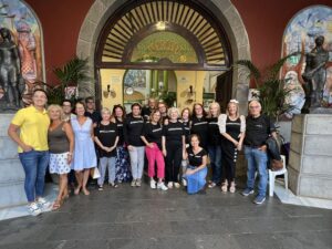 Integrantes de Palabra y Verso junto a concejales del Ayuntamiento en La Recova