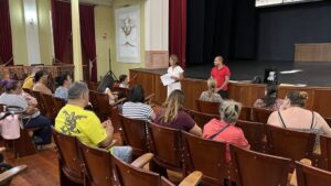 Rita Cabrera y Oliver Diaz durante la reunion con las Ampas en el Teatro Consistorial