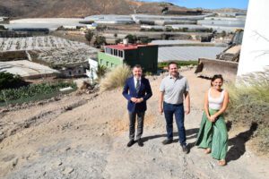 Teodoro Sosa Heriberto Reyes y Nuria Vega visitan la obra en Nido Cuervo