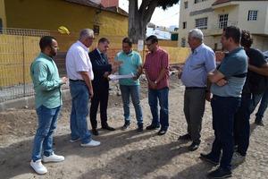 Teodoro Sosa en el centro en la calle Real de San Sebastian rodeado de concejales tecnicos municipales y arqueologos 1