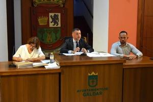 Teodoro Sosa y Julio Mateo junto a la secretaria municipal durante el Pleno de septiembre