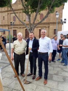 Vicente Montesdeoca a la izquierda con Teodoro Sosa y Tine Martin en la Plaza de Santiago 1