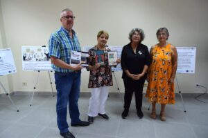 Carlos Ruiz Ana Teresa Mendoza Rosa Halaby y Toni Ali en la donacion de libros y junto a la exposicion scaled