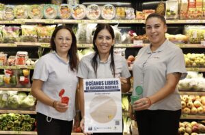 El personal de SPAR Zoco Negro muestra la carteleria de la campana y los ceniceros reutilizables que se obsequian