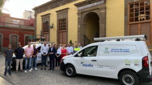 La corporacion municipal y representantes de Aqualia con los nuevos vehiculos electricos del servicio