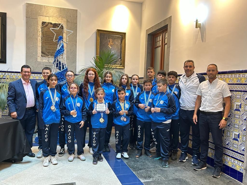 El Ayuntamiento de Arucas recibe a varios deportistas reconocimiento de sus últimos logros deportivos.