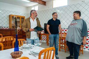 Alfredo Goncalves junto a tecnicos en el Albergue Juvenil donde se desarrollaran algunos de los los nuevos programas de formacion y empleo