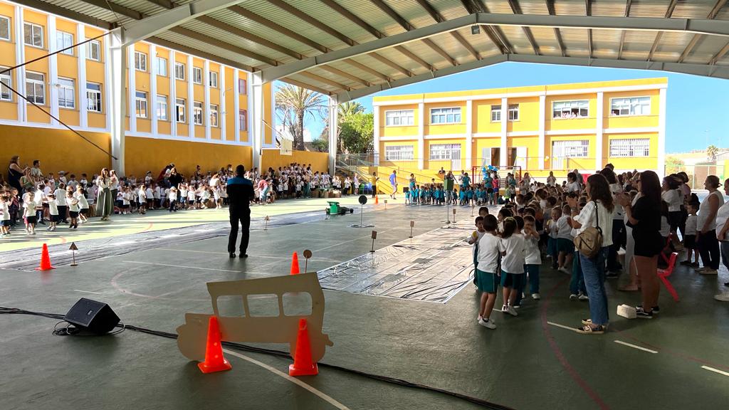 Unos 500 escolares de Gáldar disfrutan y aprenden con un concierto infantil sobre seguridad vial