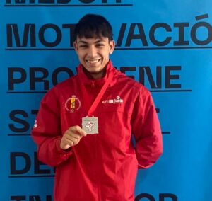 El galdense Victor del Rosario con su medalla de plata