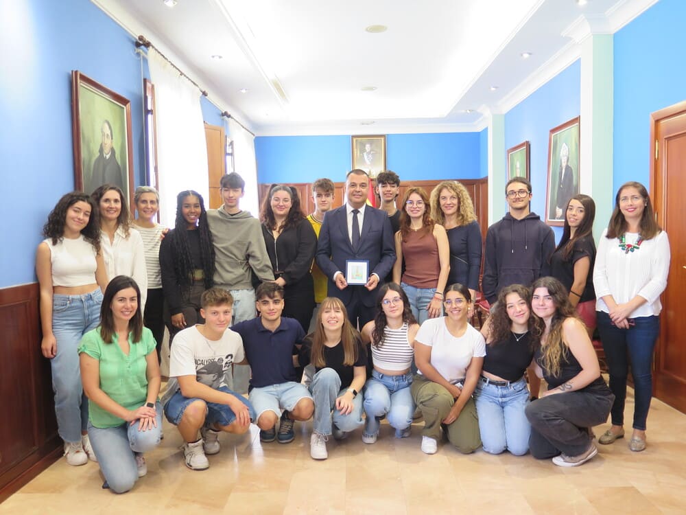 El alcalde de Guía da la bienvenida a los estudiantes italianos de Erasmus que acoge el alumnado del IES Noroeste