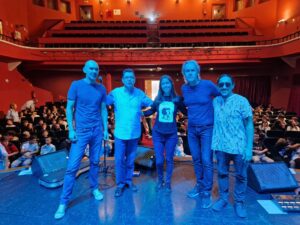 Heriberto Cruz y su banda junto a la concejala de Cultura Sibisse Sosa en el escenario del Teatro Hesperides