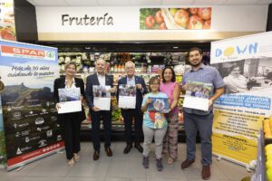 Representantes de SPAR Gran Canaria y de la Asociacion celebran el inicio de la venta de los calendarios solidarios