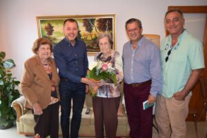 Teodoro Sosa felicita a Maria del Pino en su 100 cumpleanos scaled