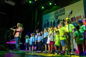 Yeray Rodriguez junto a escolares del municipio en el Centro Cultural Guaires