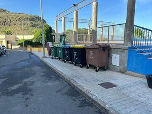 Contenedor de residuos organicos instalado recientemente junto a la plaza de San Roque