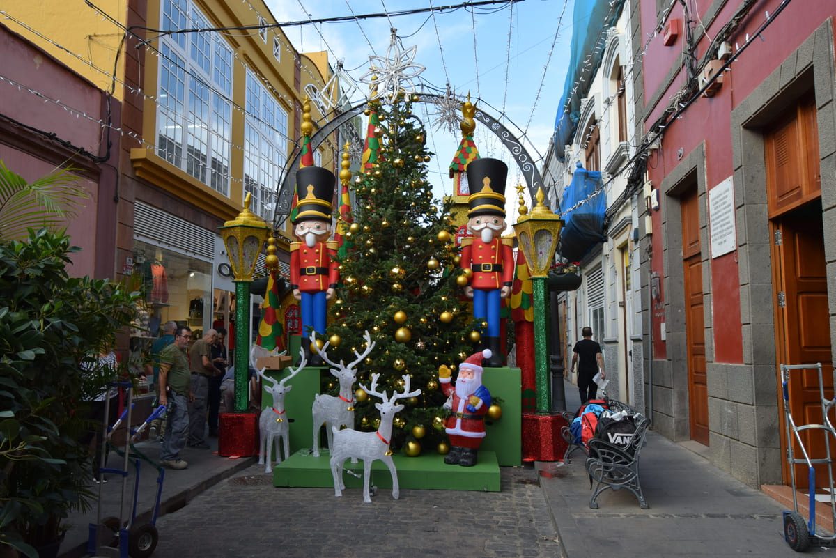 Decorado de la Semana de las flores frente a La Recova