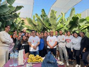 Los concejales Antonio Maria Benitez y Nicolas Mederos delante con camiseta blanca junto al grupo de Aguimes en la finca de platanos