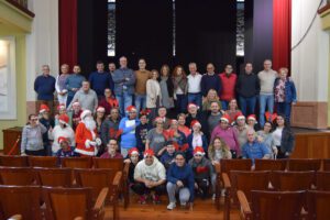 Los usuarios del Centro Ocupacional y el grupo de gobierno en la felicitacion mutua de Navidad en el Teatro Consistorial