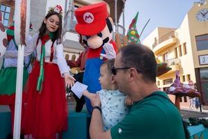 Un nino entrega su carta durante la Cablgata de los Pajes de SSMM los Reyes Magos