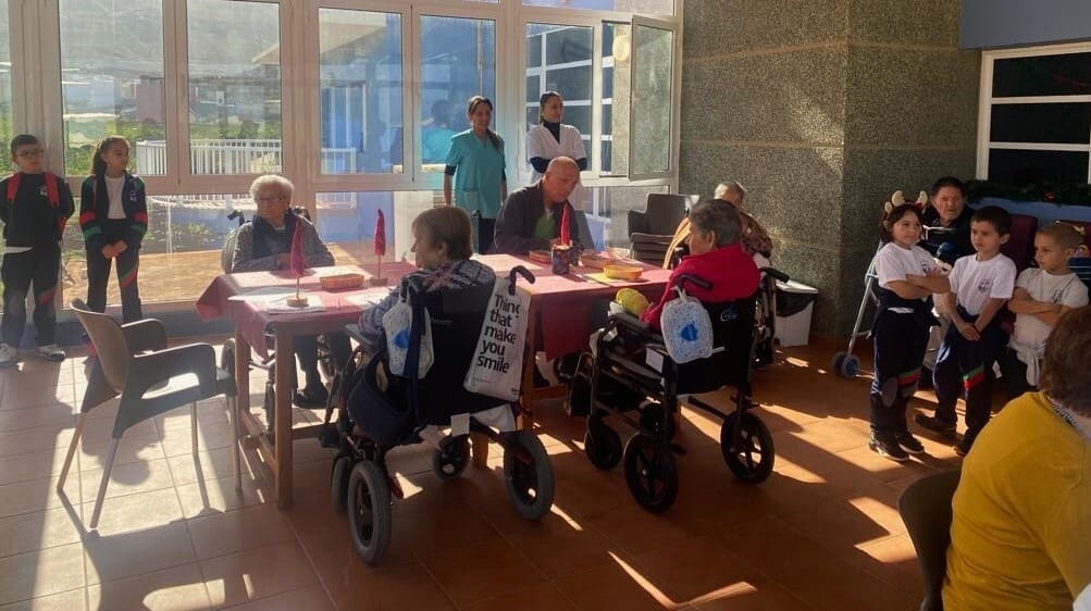 Visita de alumnos del CEIP Sardina a la Residencia Genoveva Perez