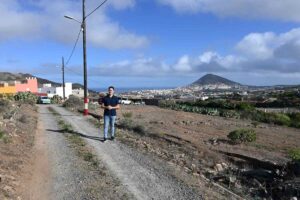 Cristian Perdomo concejal de Alumbrado Publico en la calle Trafalgar junto al nuevo tendido