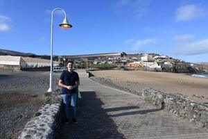 Cristian Perdomo concejal de Alumbrado Publico junto a las luminarias rehabilitadas en Bocabarranco