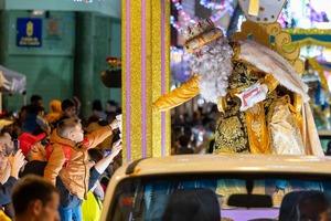 El Rey Melchor recoge la carta de un nino durante la Cabalgata en la calle Capitan Quesada