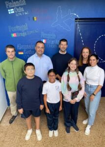 El alcalde Pedro Rodriguez junto al director del centro Jose Alberto Cabrera y profesores y alumnos participantes en el proyecto