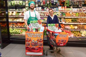 El equipo de SPAR Escaleritas 1 con los lotes de regalo preparados