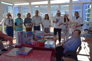 Entrega de regalos de la Asociacion Pequeno Valiente en la Residencia de Mayores Genoveva Perez 1