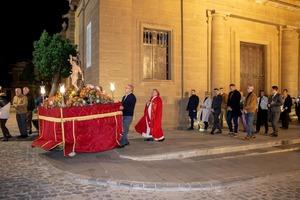 Imagen de San Sebastian en el inicio de la procesion con la corporacion municipal detras