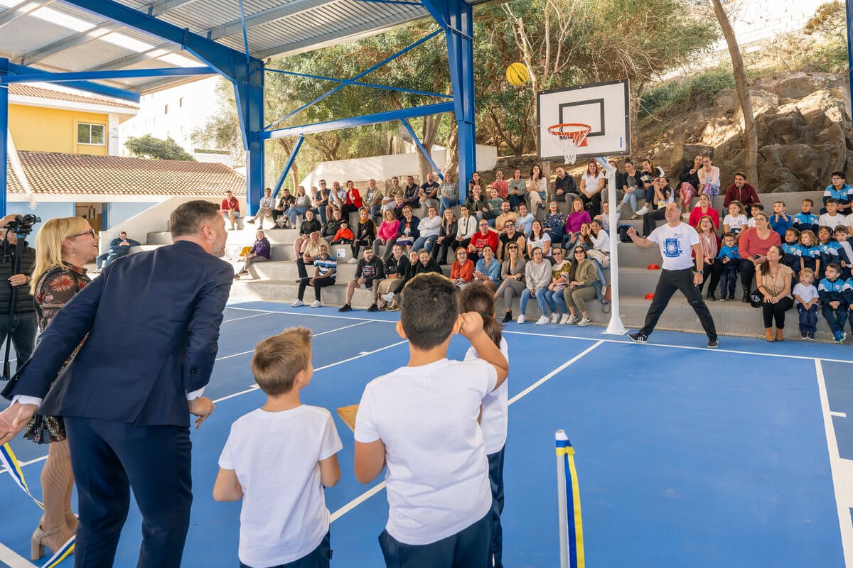 El colegio de San Isidro estrena nueva cubierta en su cancha y un pavimento renovado