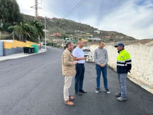 Un momento de la visita a las obras de la carretera de subida a Anzo