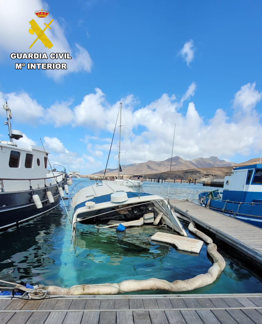 La Guardia Civil detiene a una persona por el hundimiento de un yate y el hurto de material de pesca en la isla de Fuerteventura