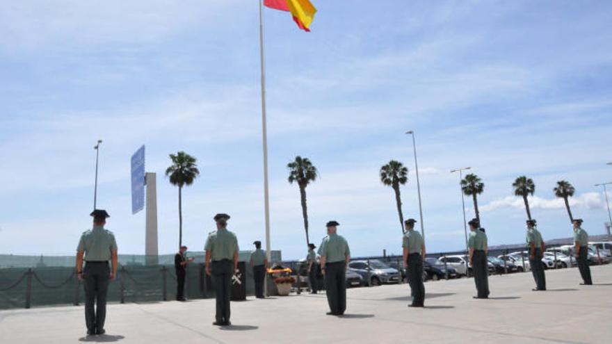 La Guardia Civil de la Zona de Canarias ha conmemorado el 10º Aniversario de la proclamación de Su Majestad el Rey con un solemne izado de la Enseña Nacional