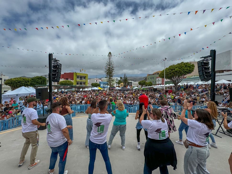 La I Feria Comercial y Deportiva cosechó un enorme éxito con cerca de un centenar de  puestos de negocios locales,  comarcales  e insulares