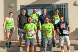 Alfredo Gonçalves junto a los ganadores de la IV Liga de Pádel (2)